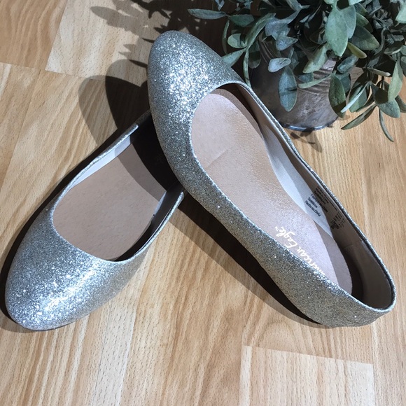 American Eagle Outfitters Shoes - American Eagle Gold Glitter Flats Size 6.5